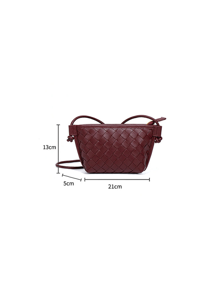 Precise dimension guide for the mini woven vegan leather bag, measuring a compact 21cm in width, 13cm in height, and 5cm in depth.